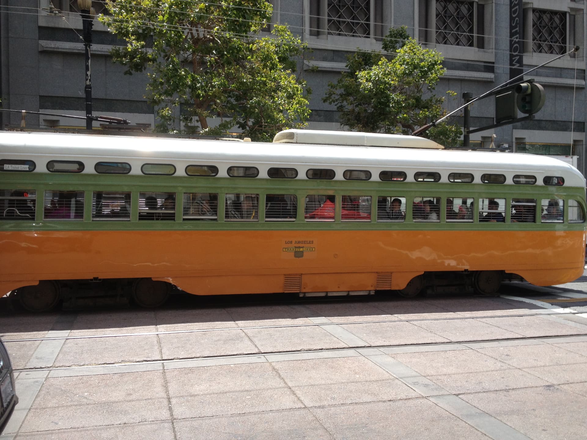 Historische oranje-groene streetcar op Market Street in San Francisco