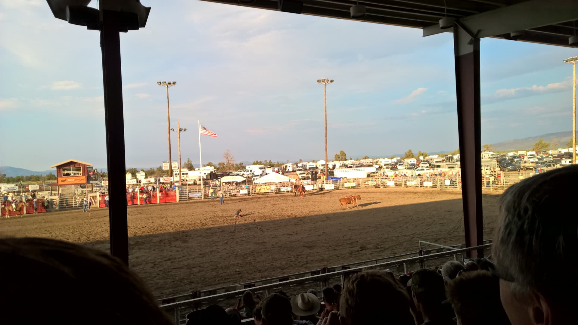Rodeo in een arena in Oregon met Amerikaanse vlag en publiek op de tribune
