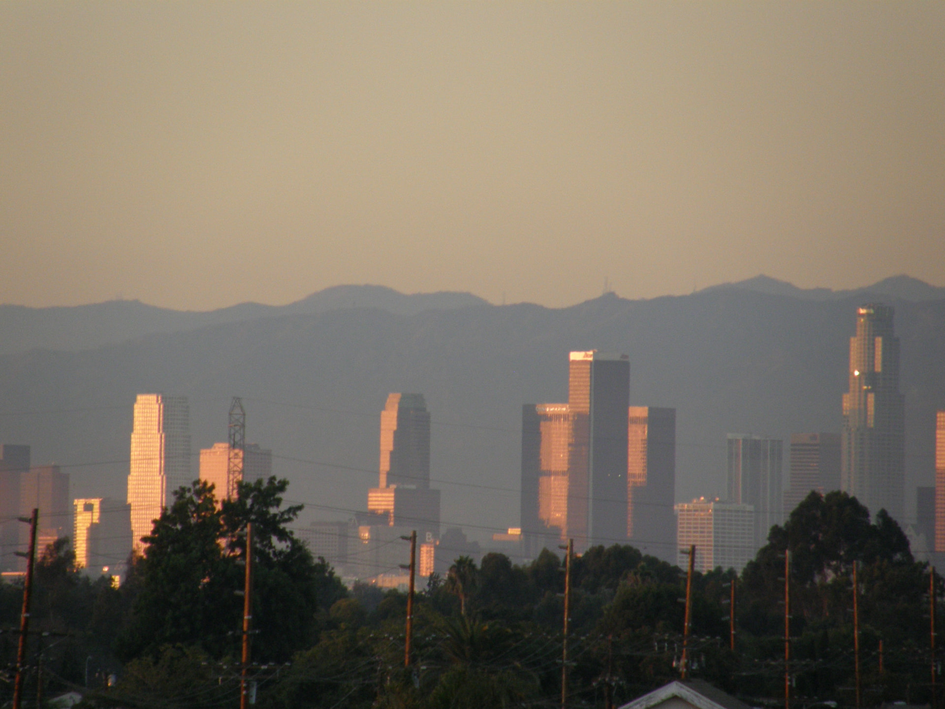 De skyline van downtown Los Angeles in avondlicht met bergen op de achtergrond