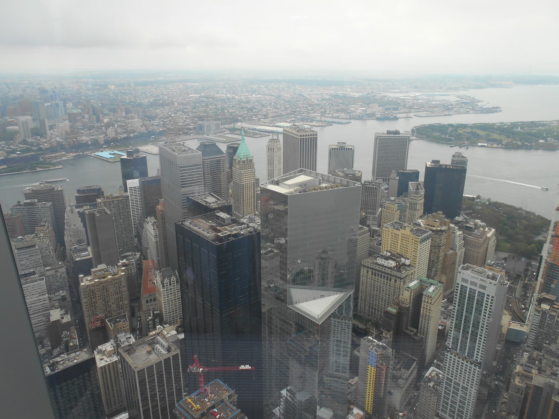 Uitzicht over Lower Manhattan en de haven vanaf One World Observatory