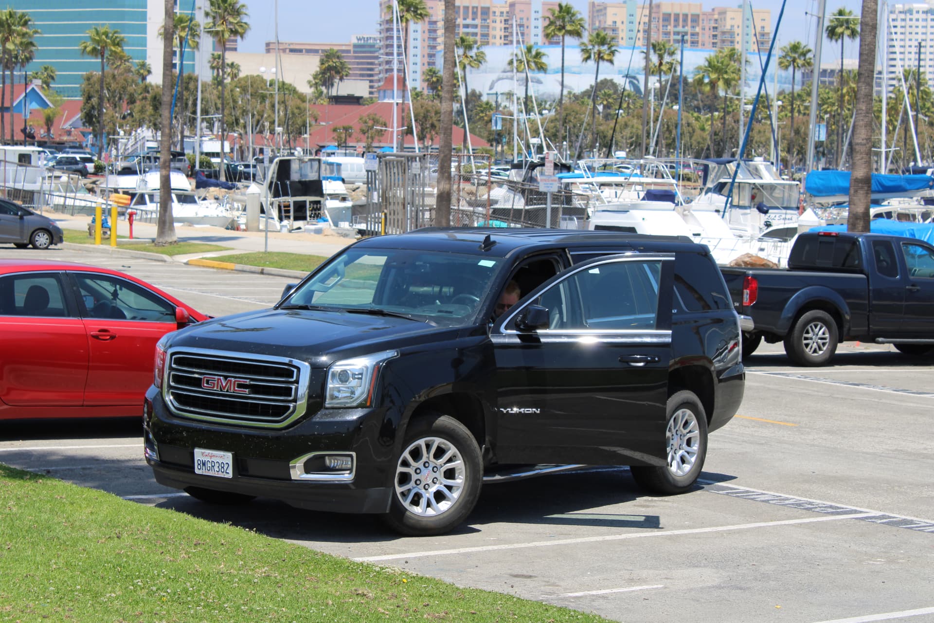 Zwarte GMC Yukon op een parkeerplaats bij de jachthaven van Long Beach