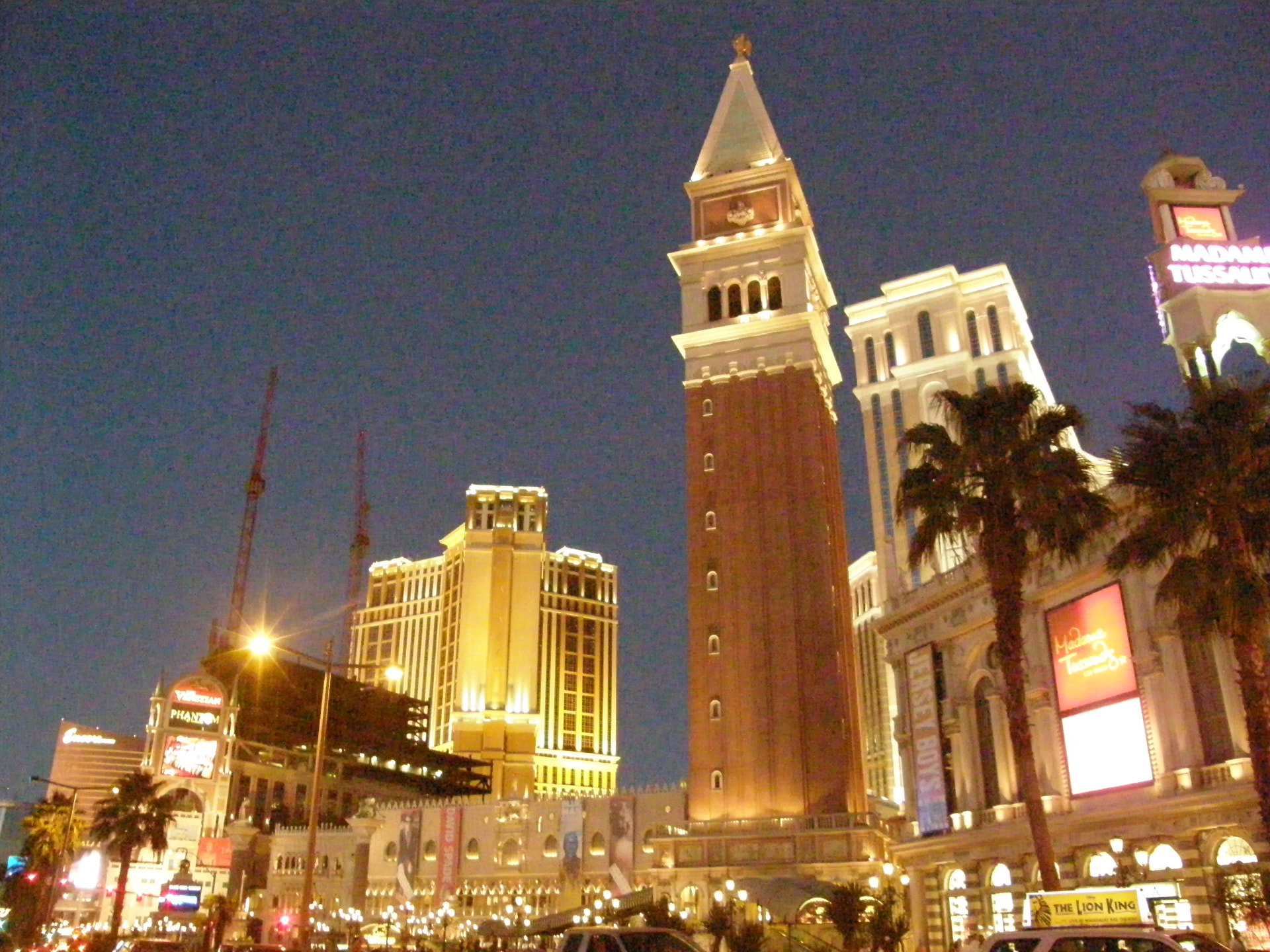 De campanile van The Venetian verlicht boven de Las Vegas Strip bij nacht