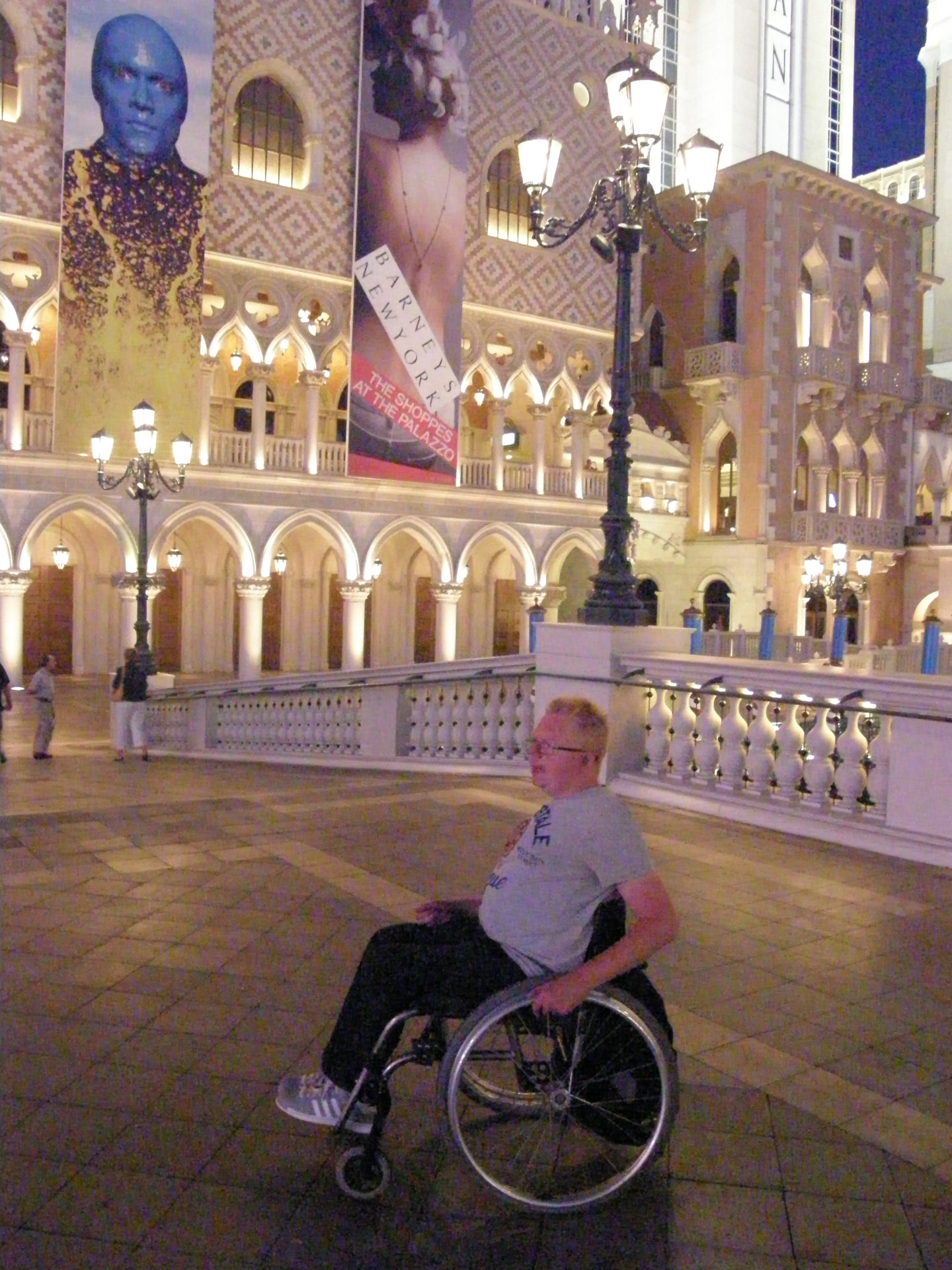 Freek in zijn rolstoel op het verlichte plein voor The Venetian in Las Vegas