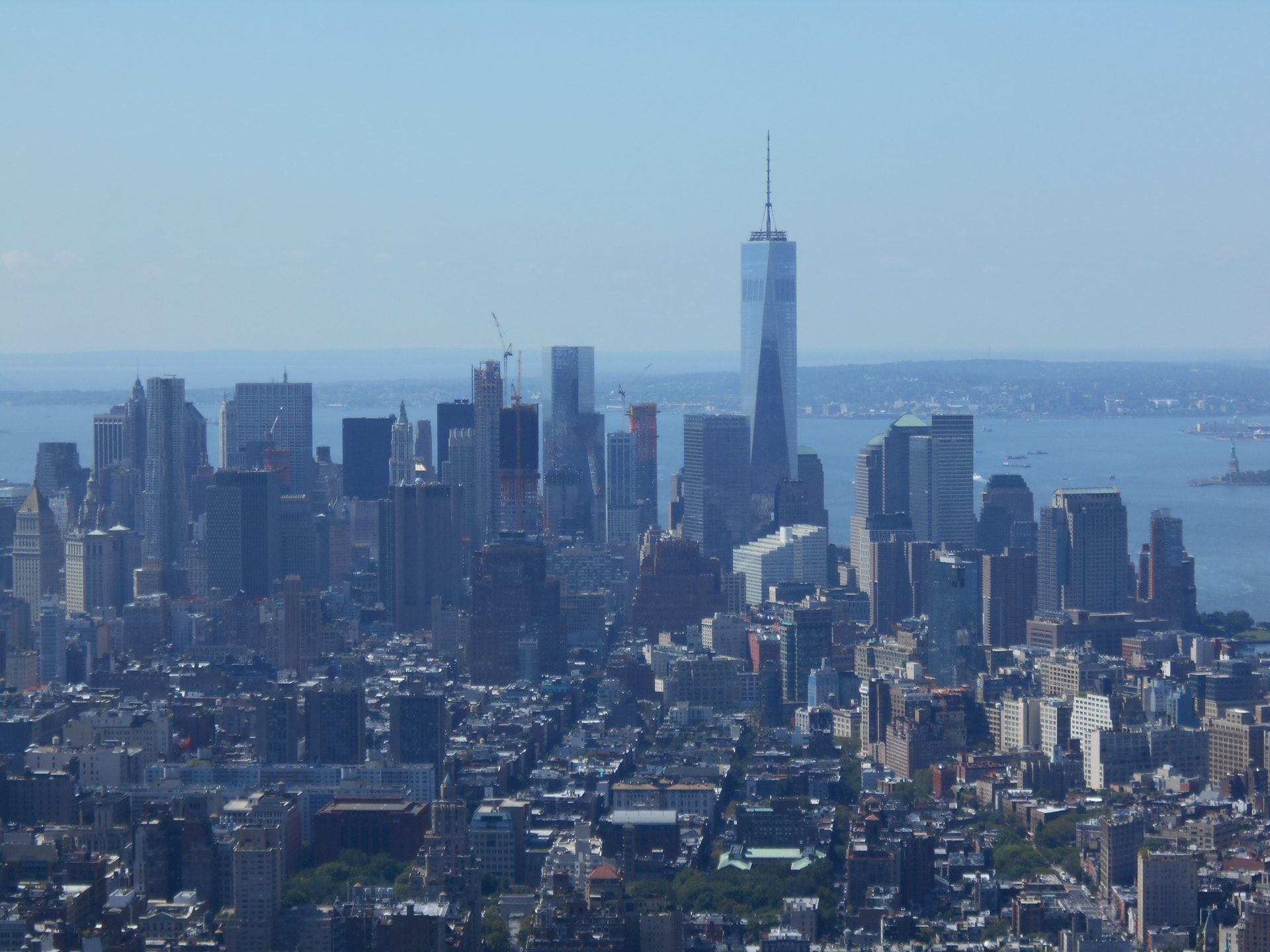 Skyline van Lower Manhattan met One World Trade Center vanaf het water gezien