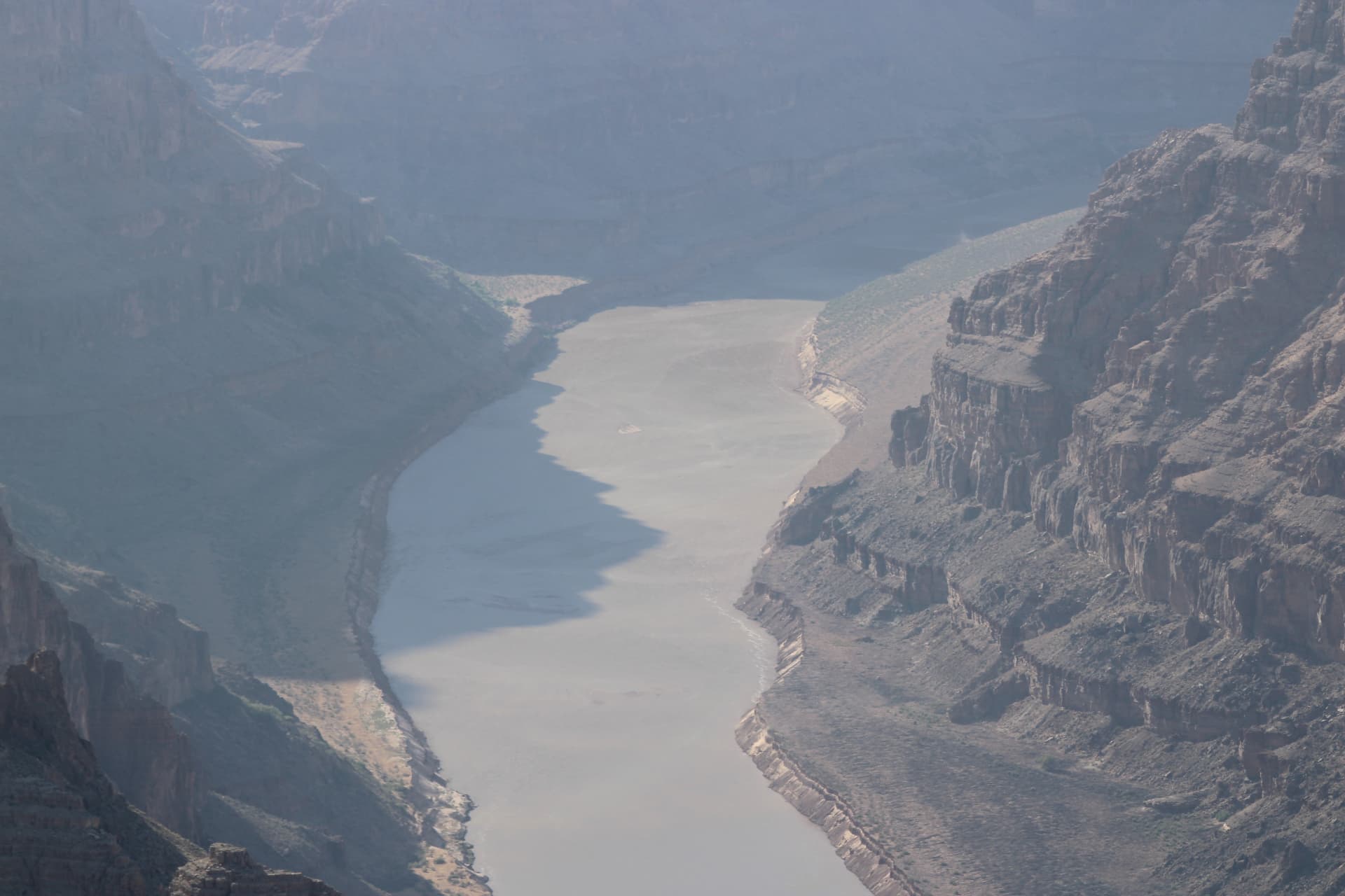 De Colorado River kronkelt door de bodem van de Grand Canyon