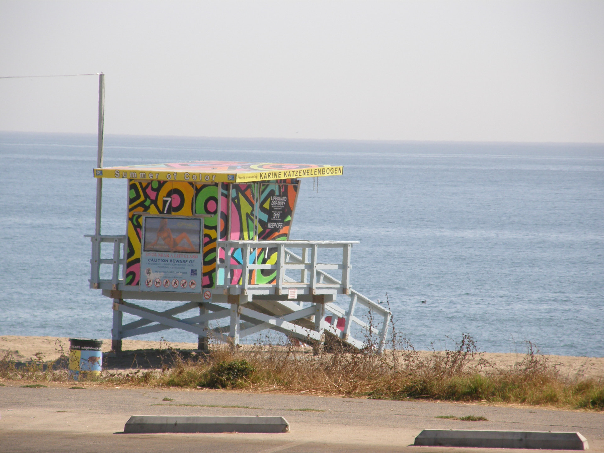 Kleurrijk beschilderd lifeguard-huisje aan de kust van Los Angeles