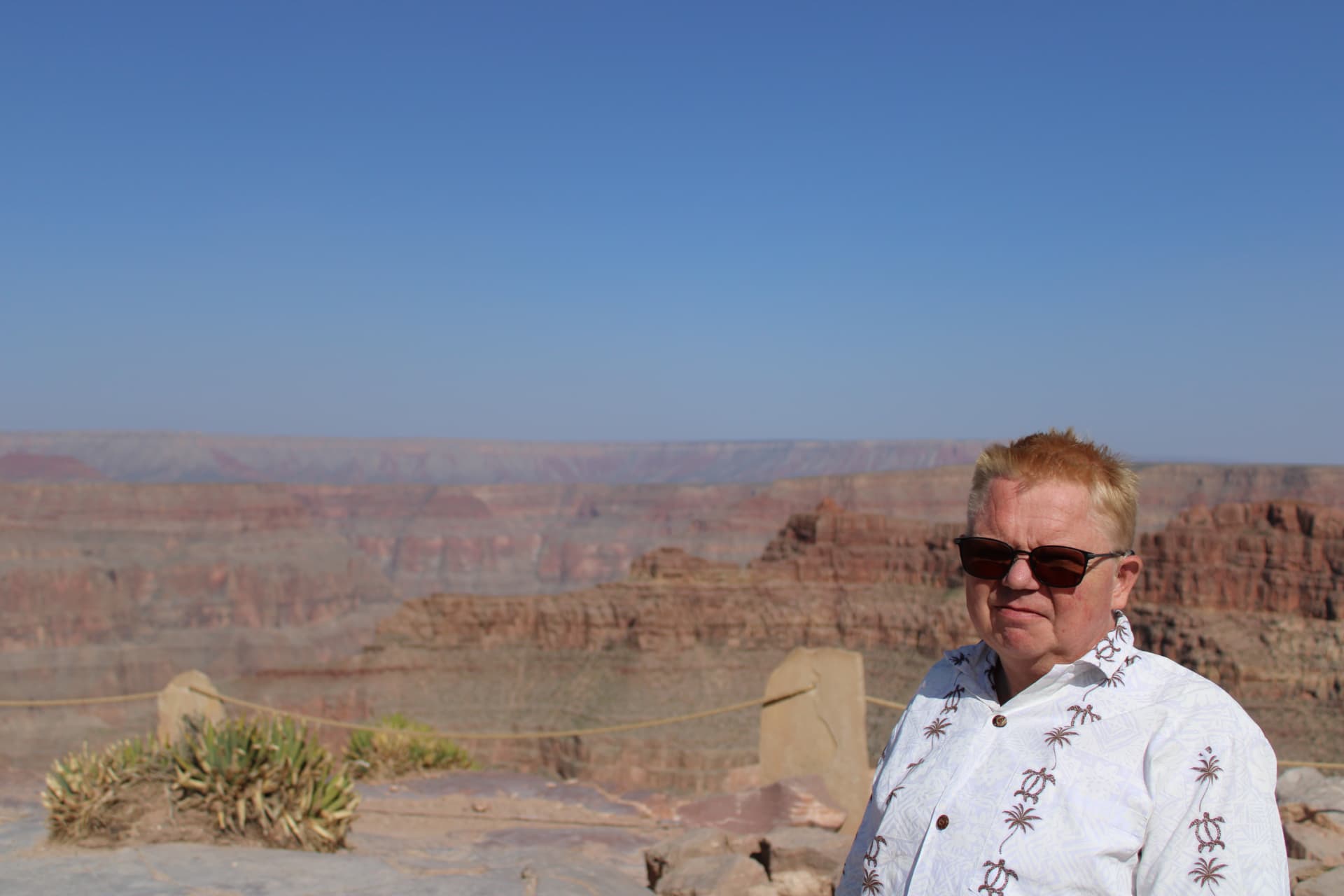 Freek bij een uitzichtpunt boven de Grand Canyon in Arizona