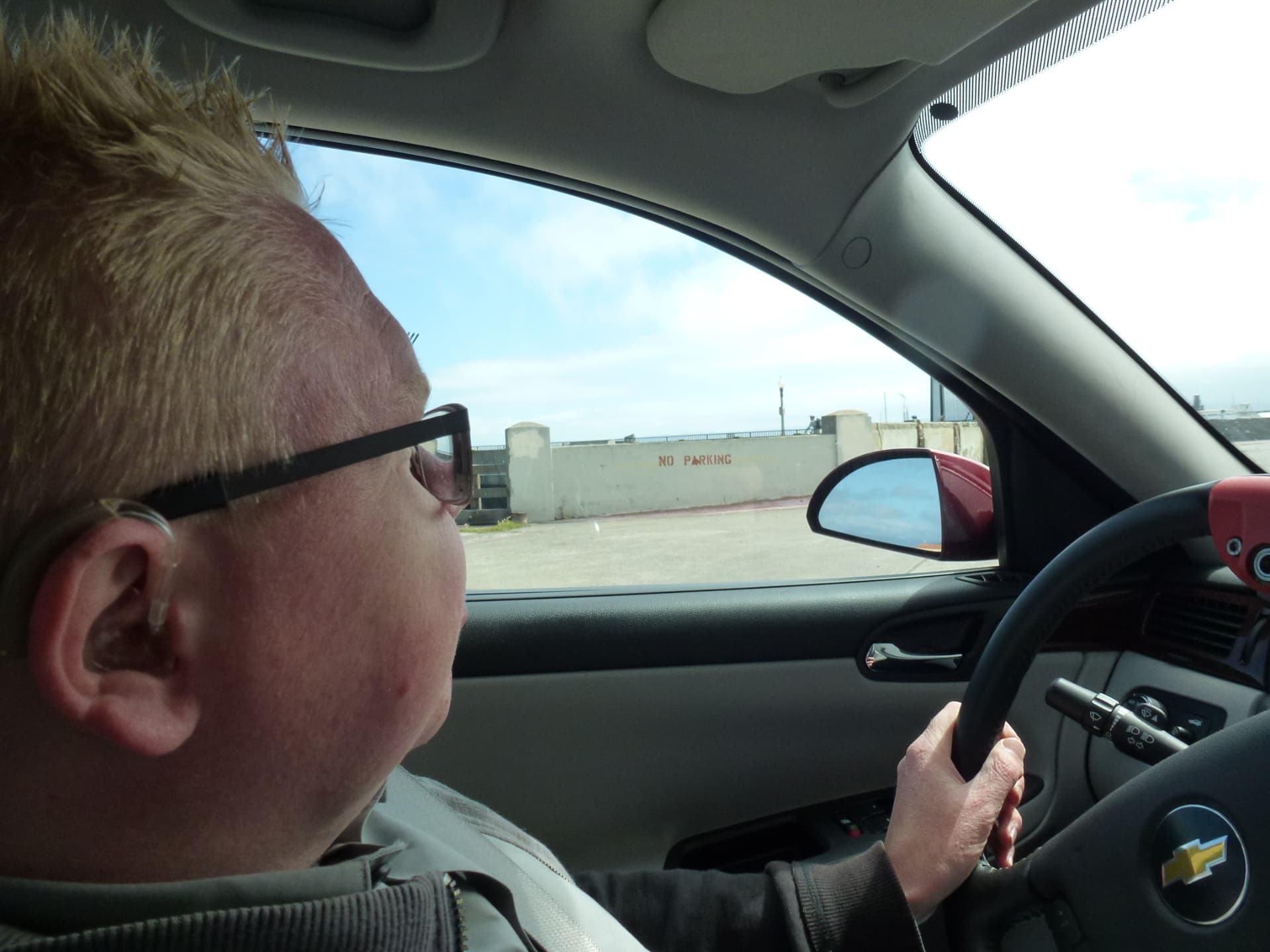 Freek achter het stuur van een Chevrolet met stuurknop