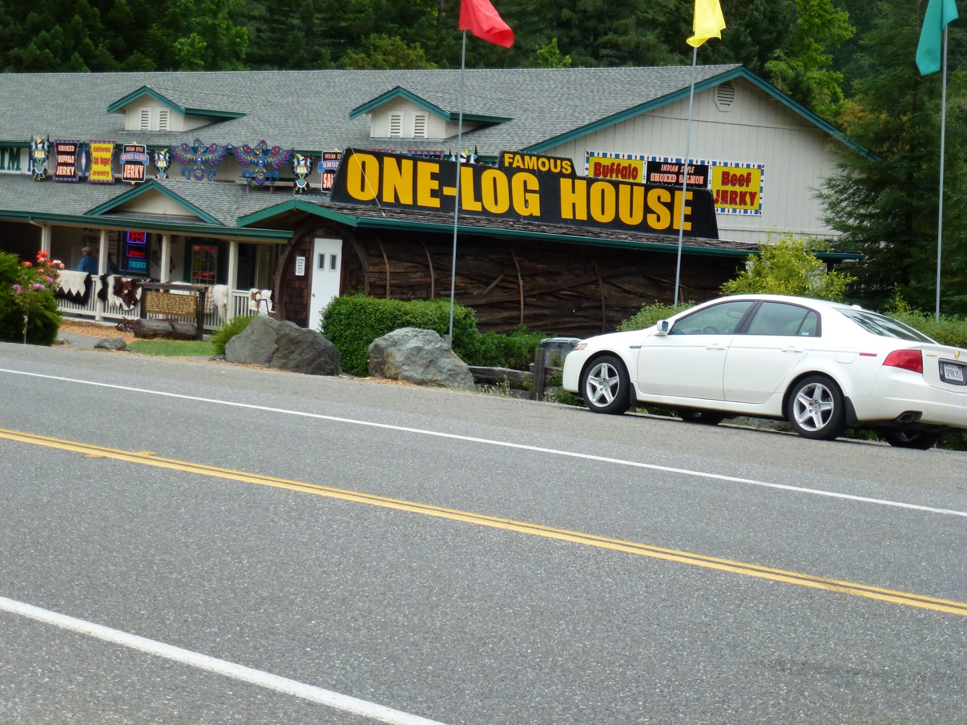 De Famous One-Log House langs de Redwood Highway in Noord-Californië