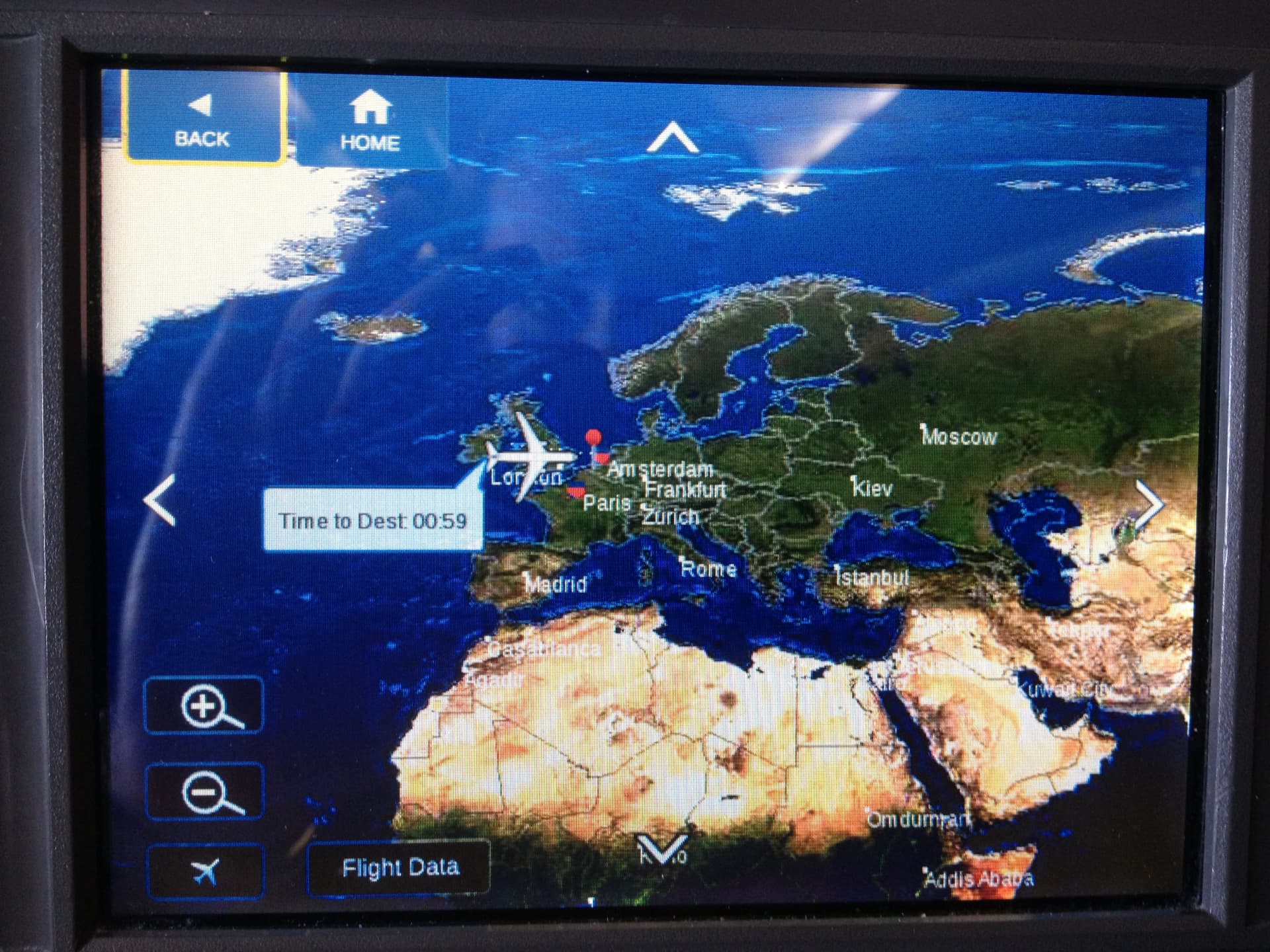 Schermbeeld van de flightmap in het vliegtuig met vluchtinformatie boven Europa