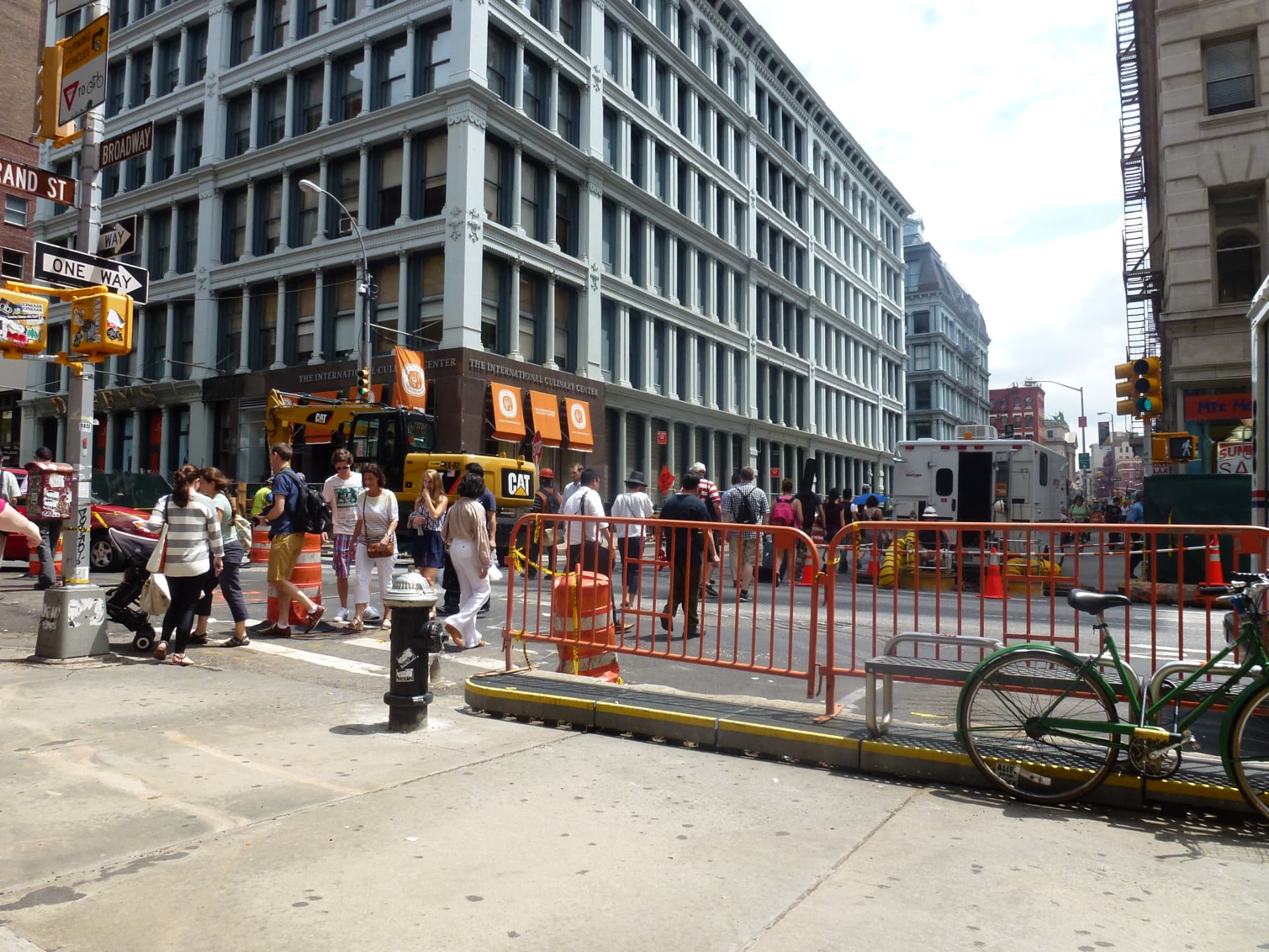 Gietijzeren gevels op de hoek van Broadway en Grand Street in SoHo, New York